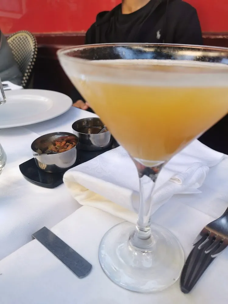 Cocktail Et En Arrière Plan Quelques Épices Parfumés